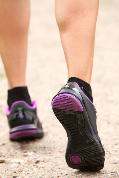 primer plano de deporte piernas de mujer corriendo en el parque - Foto, imagen