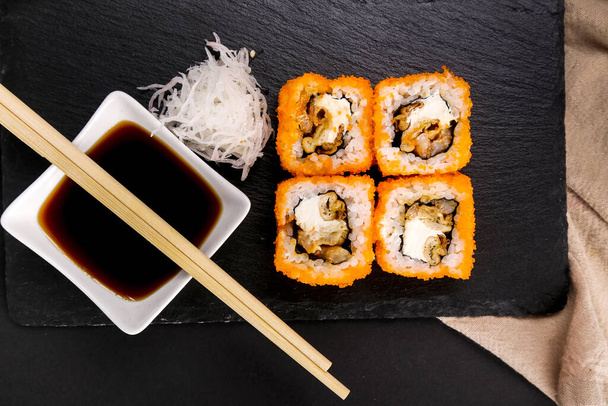 Eten. Heerlijke sushi op tafel - Foto, afbeelding
