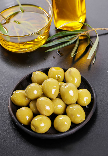 Cuisiner. Huile d'olive sur la table - Photo, image