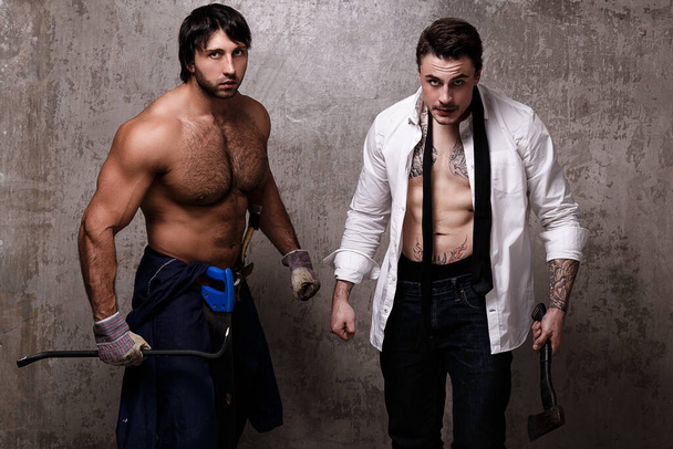 Silni i szaleni mężczyźni z narzędziami budowlanymi - Zdjęcie, obraz