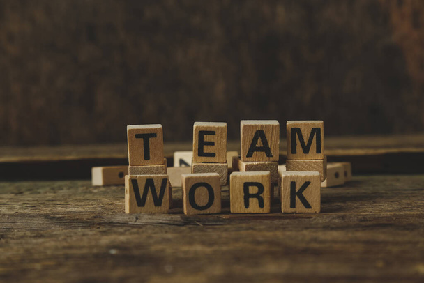 Slova, týmová práce. Hračkové cihly na stole - Fotografie, Obrázek