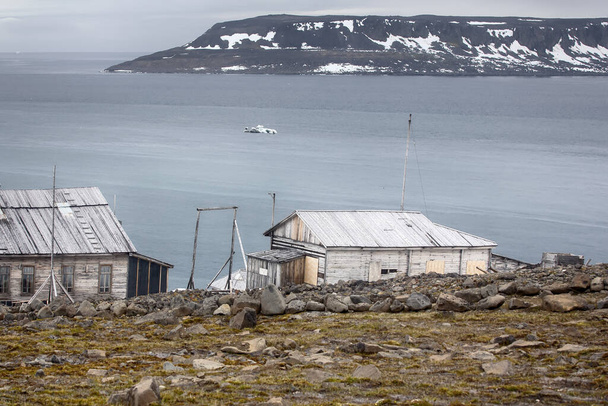 Severe land. One of the oldest polar stations in Arctic (founded in 1928, now abandoned). Wooden houses have been preserved well. Frantz Josef Land, island Hooker. Russian Arctic - Valokuva, kuva