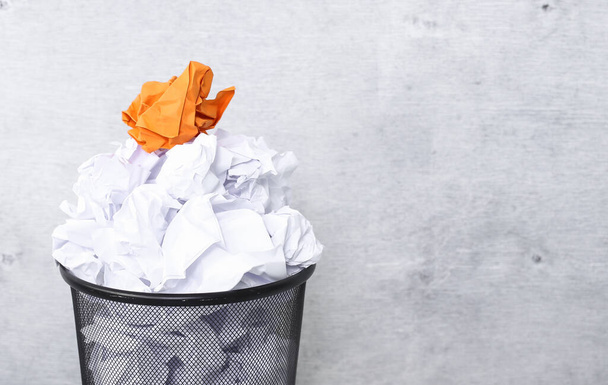 Recykluj. Zmačkaný papír v odpadkovém koši - Fotografie, Obrázek