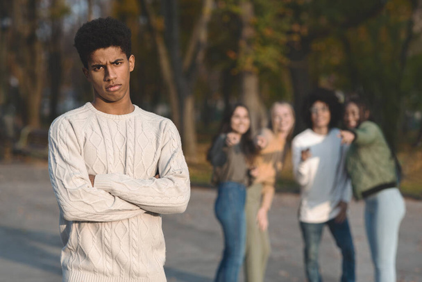 cara afro perturbado sobre rindo grupo de adolescentes - Foto, Imagem