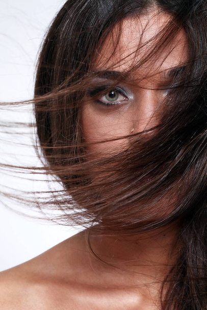 Крупный план привлекательной женщины с красивыми волосами, машущими ветром
 - Фото, изображение