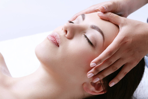 Mladá krásná žena relaxační během masáže ve spa salonu - Fotografie, Obrázek