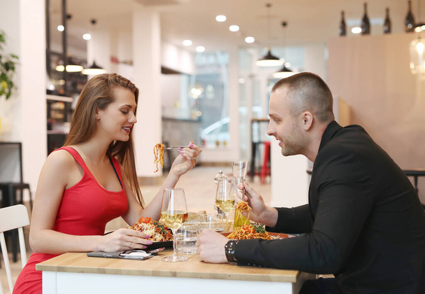 Beau beau couple ont un dîner dans le restaurant - Photo, image