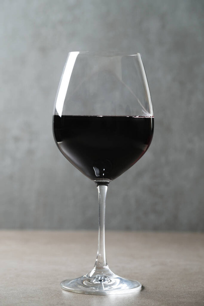 Αλκοόλ. Κόκκινο κρασί σε ποτήρι κρασιού - Φωτογραφία, εικόνα