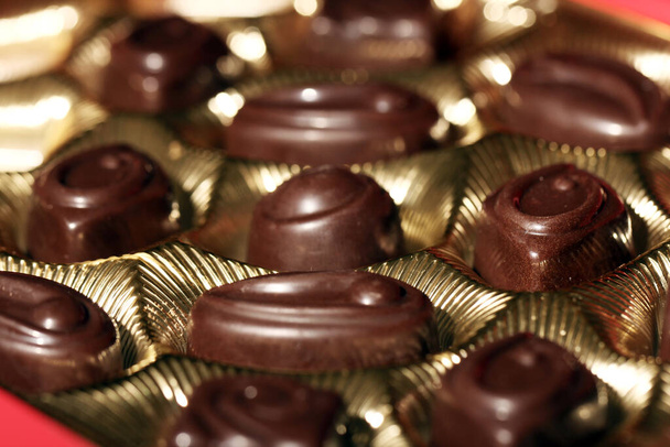Cierre de caramelos de chocolate en la caja - Foto, Imagen