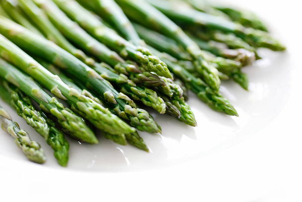 野菜だ。テーブルの上の緑のアスパラガス - 写真・画像