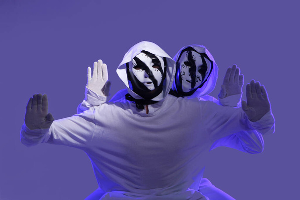 танцоры хип-хопа, выступающие в студии - Фото, изображение