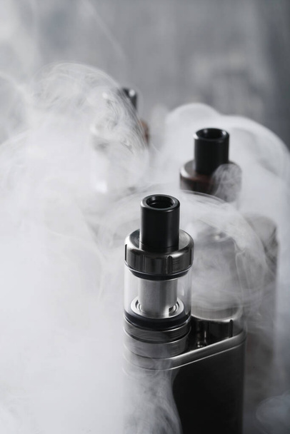 Vaping device on the wooden table - Foto, afbeelding