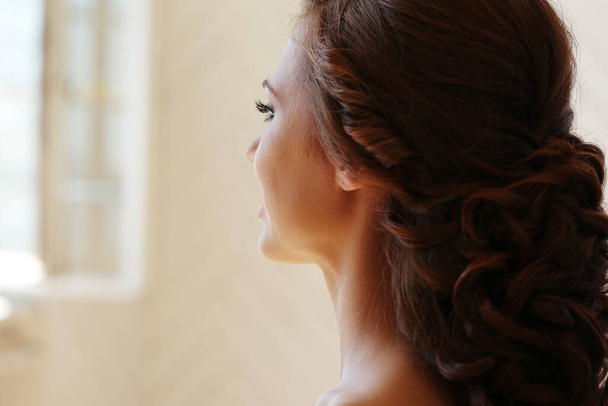 Wedding preparation. Beautiful young bride during make-up - Foto, Imagen