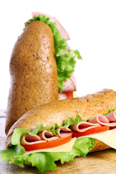 Sandwich fresco e gustoso su sfondo bianco - Foto, immagini