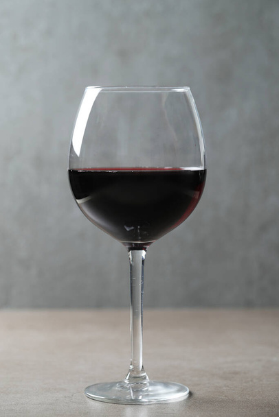 Alcohol. Rode wijn in een wijnglas - Foto, afbeelding