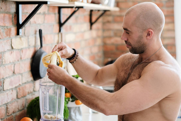 Hombre guapo, sin camisa en la cocina - Foto, imagen