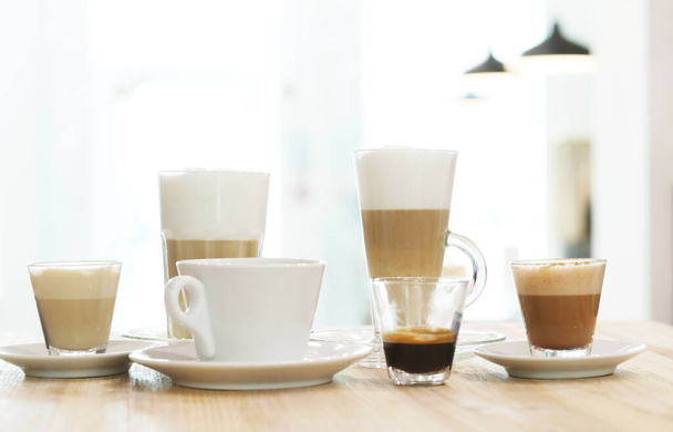 Café. Délicieux cappuccino sur la table - Photo, image