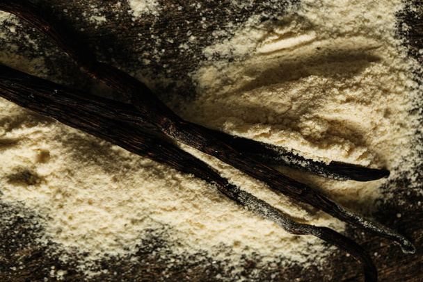 Patyk waniliowy i mąka na stole - Zdjęcie, obraz