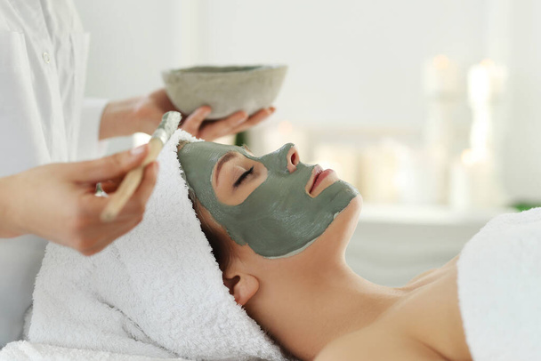 Beauty and healthcare. Woman in spa salon - Foto, afbeelding
