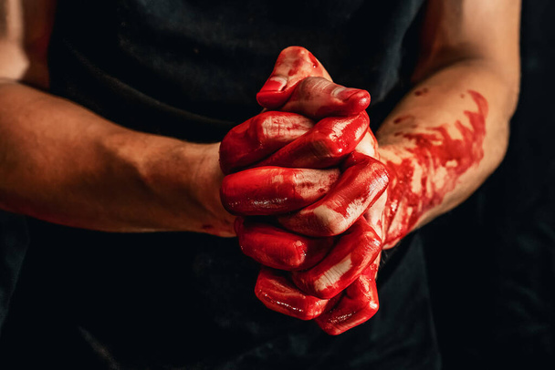 Чоловічі руки показують різні жести в крові на чорному тлі. руки з жестом молитви і складеними долонями
 - Фото, зображення