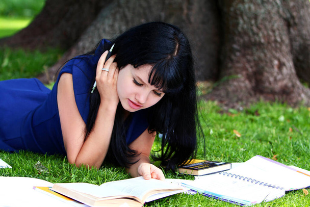 κορίτσι όμορφο φοιτητών σπουδάζουν στο καταπράσινο πάρκο - Φωτογραφία, εικόνα
