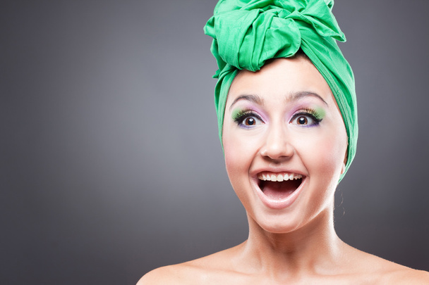 Happy excited woman with pink-green makeup in green hat - Foto, Bild