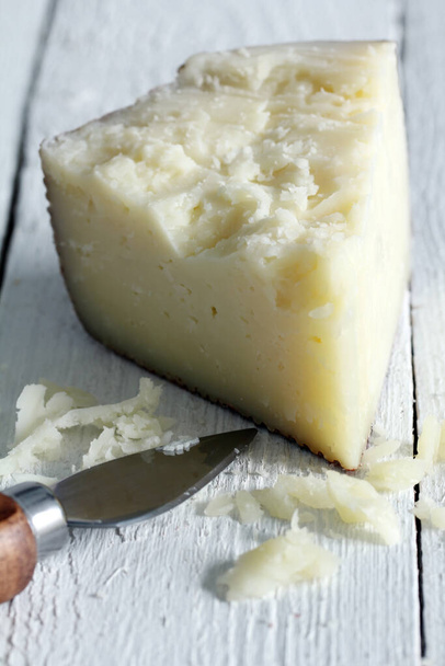 Φρέσκο και νόστιμο τυρί στο τραπέζι - Φωτογραφία, εικόνα