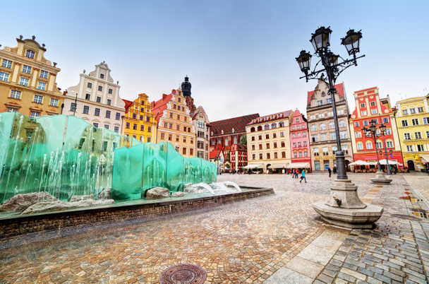 Wroclaw, Polónia. A praça do mercado com a famosa fonte
 - Foto, Imagem