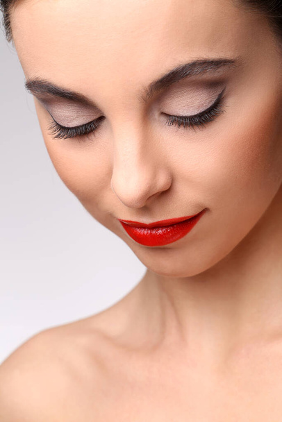 Wunderschöne Frau mit rotem Lippenstift - Foto, Bild