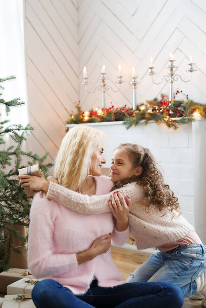 Напередодні Різдва. Мати і її дочка вдома
 - Фото, зображення
