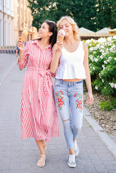 Friendship. Women with ice cream outdoor - Fotografie, Obrázek