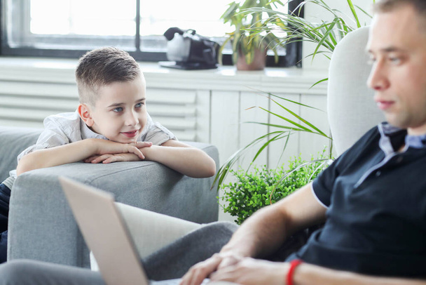 Pai e filho assistindo filme no laptop em casa - Foto, Imagem
