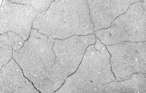 Riss auf altem, beschädigtem Asphalt - Foto, Bild