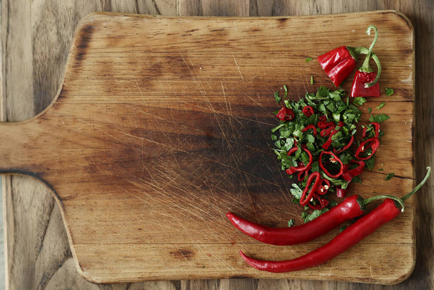 Chilli paprika na řezací desce - Fotografie, Obrázek