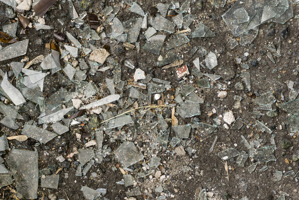 Шматочки розбитого скла на землі
 - Фото, зображення
