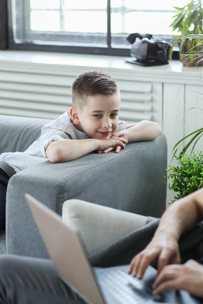 Vater und Sohn sehen Film auf Laptop zu Hause - Foto, Bild