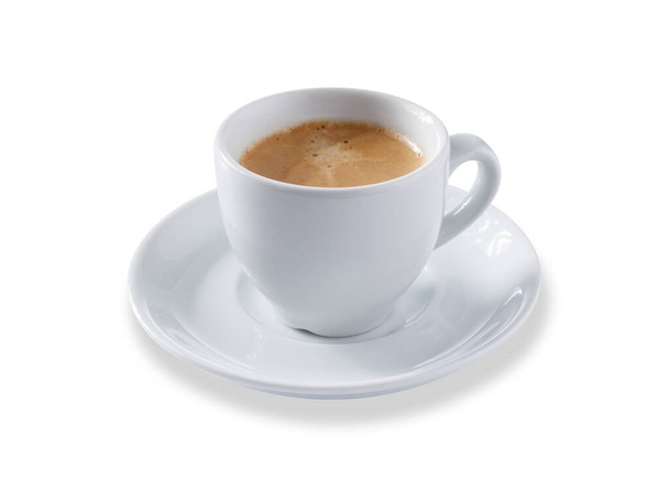 Kątowy widok na biały kubek ekspresso i spodek pełen gładkiej kawy ekspresso, odizolowany na biało z lekkim cieniem kropli - Zdjęcie, obraz
