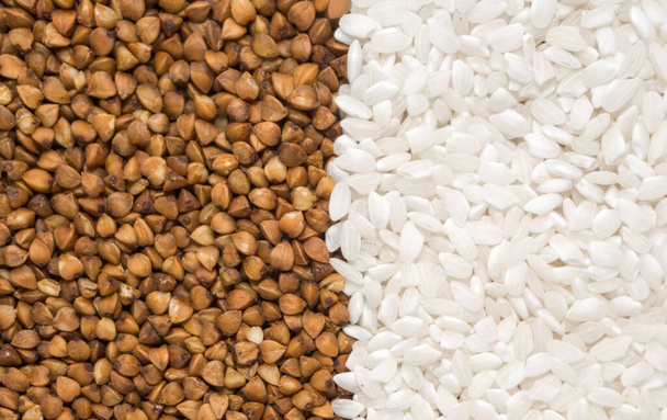 Σιτάρι και λευκό ρύζι υφή φόντου, διαχωρισμένοι κόκκοι φαγόπυρου και ρυζιού close-up - Φωτογραφία, εικόνα