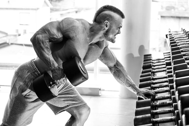 Fitness, bodybuilding. Krachtige man tijdens de training - Foto, afbeelding