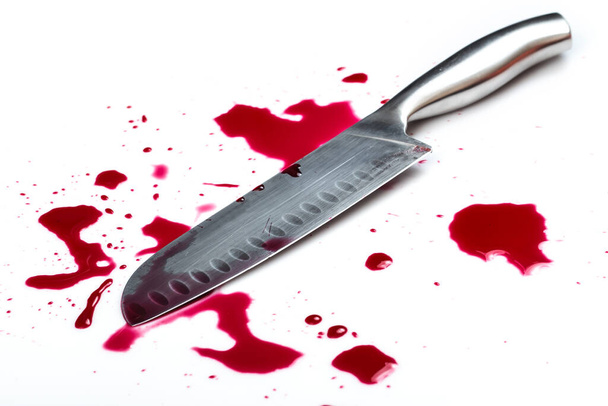 殺人だ。血のプールでナイフ - 写真・画像