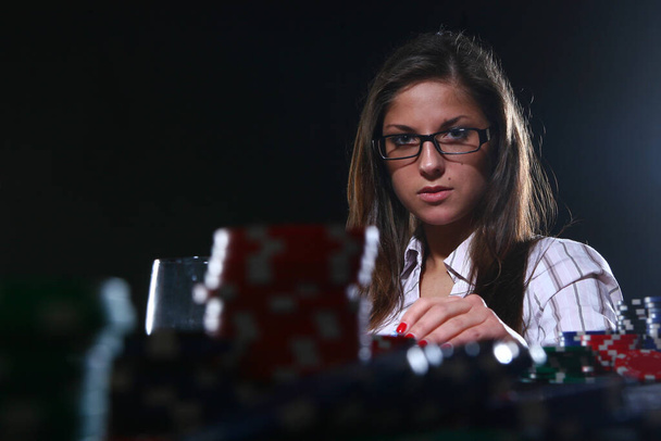 hermosa mujer que juega al poker - Foto, Imagen