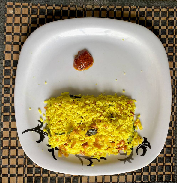 megvert rizs vagy Pooha gyömbéres uborkával tálalva - Fotó, kép