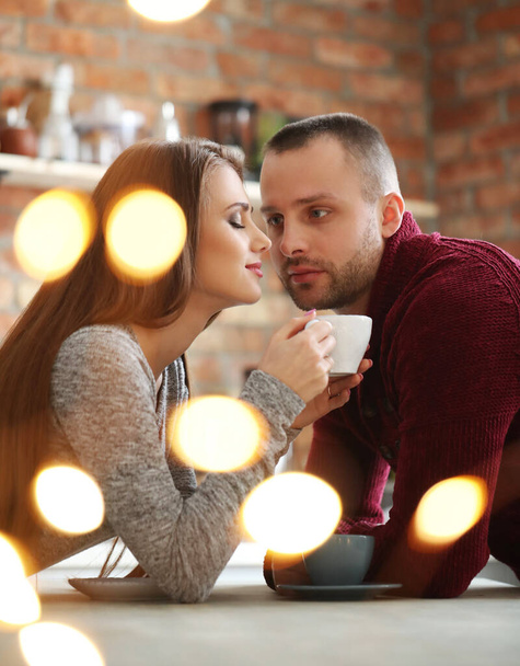 Kaunis nuori pari juo kahvia
 - Valokuva, kuva