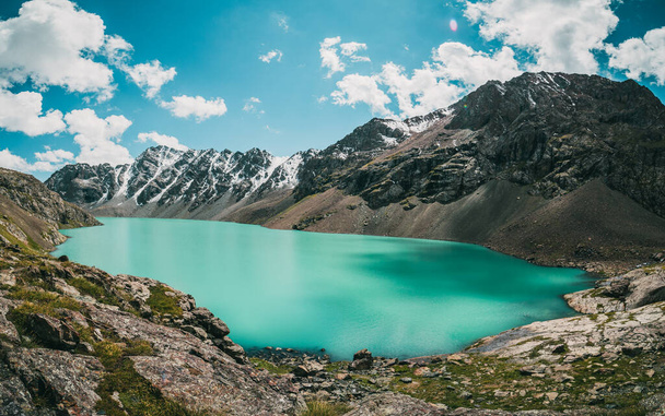 Hermosa vista del lago Ala kul en Kirguistán. Senderismo en Kirguistán - Foto, imagen