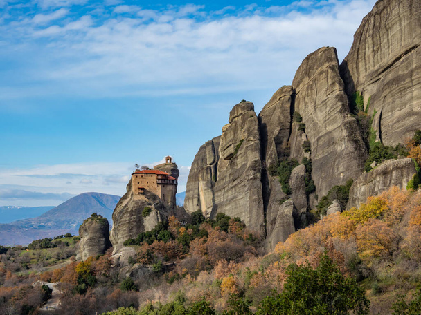 O Mosteiro Holly de Meteora Grécia. formações rochosas de arenito.   - Foto, Imagem