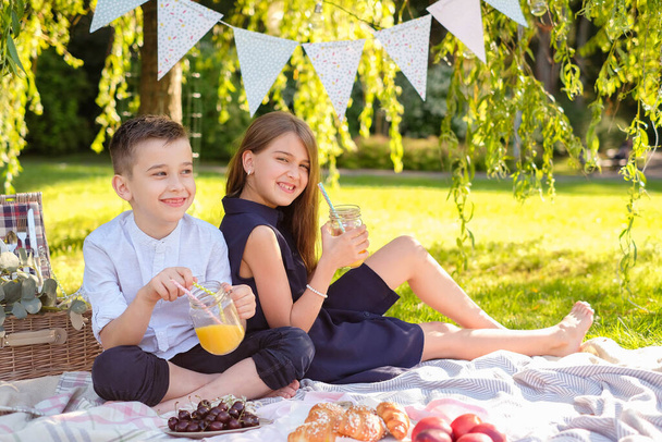 Beautiful young family have a picnic in the park - Foto, Bild