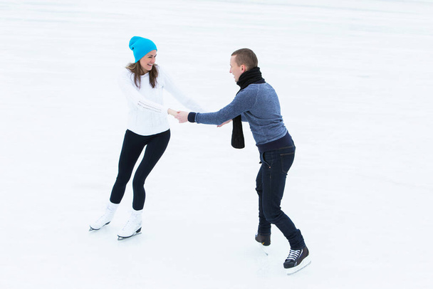Hermosa y atractiva pareja en la pista de hielo
 - Foto, Imagen