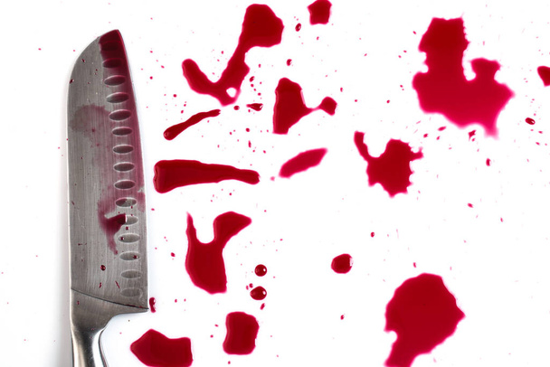 Asesinato. Cuchillo en charco de sangre - Foto, Imagen