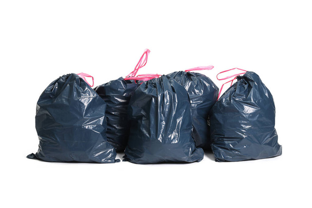 Kirlilik. Beyaz arkaplanda çöp torbaları - Fotoğraf, Görsel