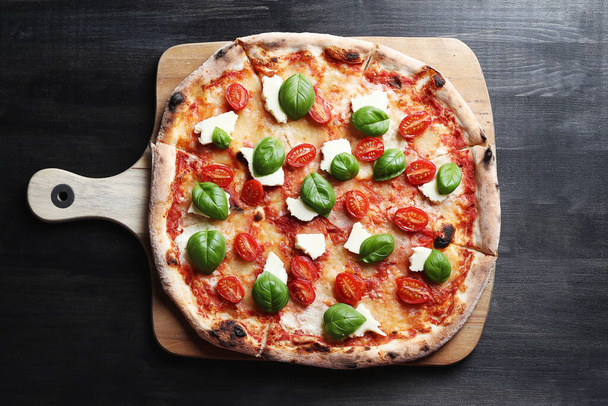 Délicieuse pizza sur la table - Photo, image